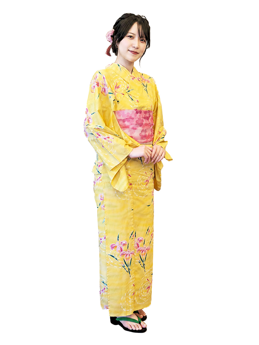 黄色の浴衣を着た女性スタッフ