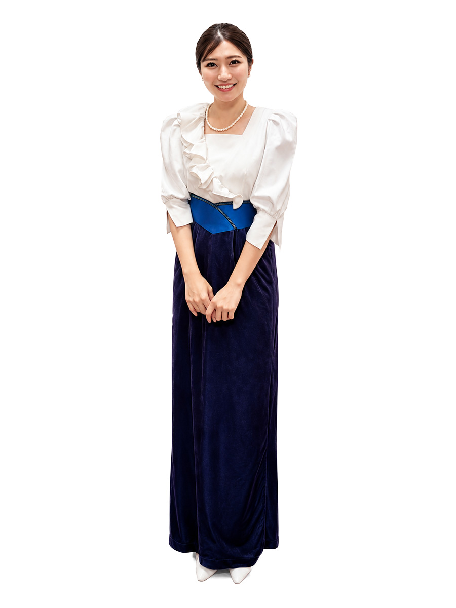 白ブラウスと青スカートの制服