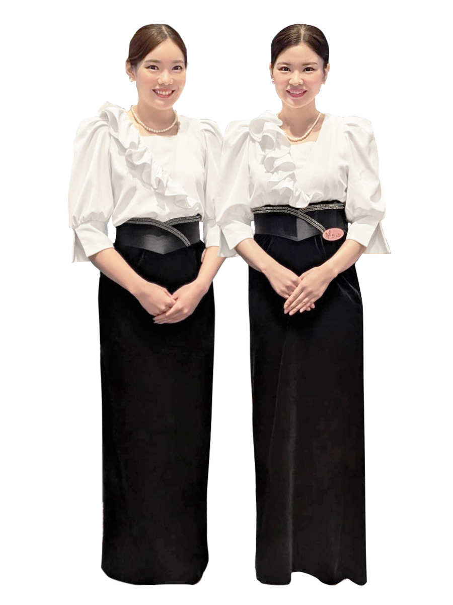 白黒制服の女性スタッフ