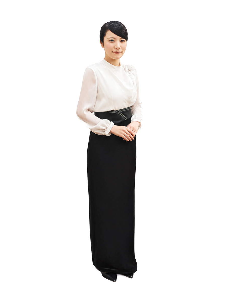 黒フォーマル制服の女性スタッフ